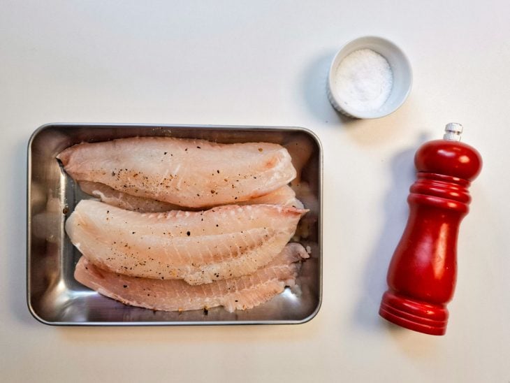 Recipiente com os filés temperados.