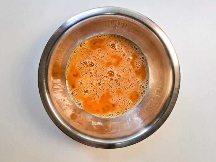 Tigela com a mistura de ovos e leite.