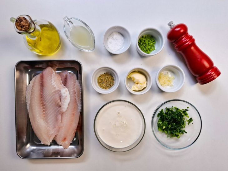 Ingredientes reunidos em uma bancada.