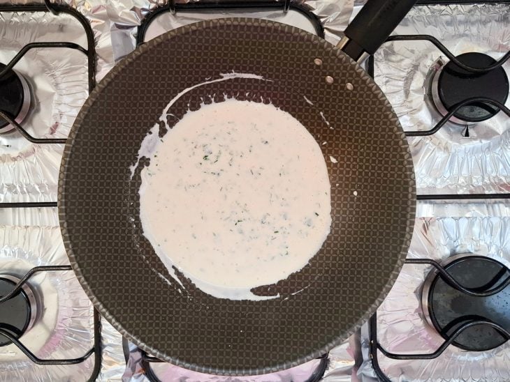 Salsinha adicionada a frigideira.