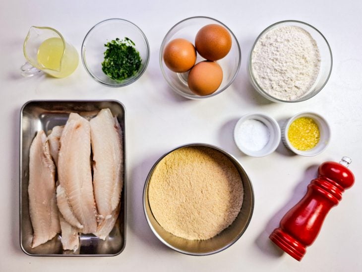 ingredientes para preparo de tilápia frita separados e organizados.