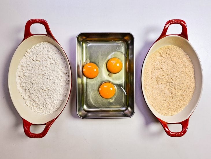 ingredientes para empanamento da tilápia separados em diferentes refratários.