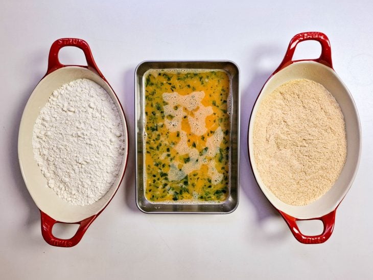 ovo batido e temperado com cheiro verde para empanamento dos filés de tilápia.