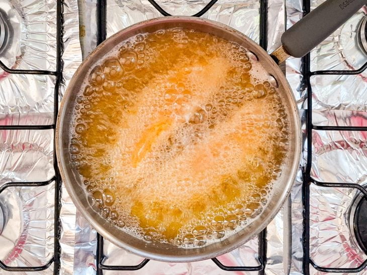 filé de tilápia frito em óleo quente.