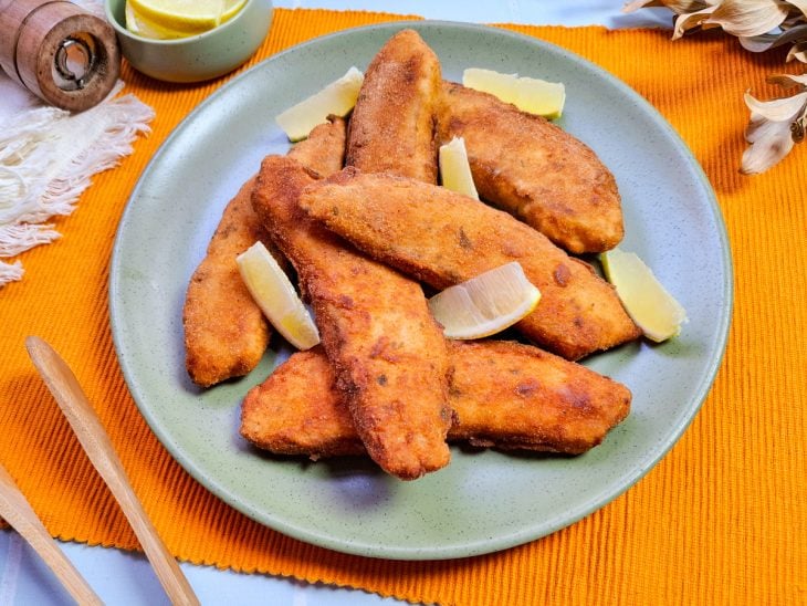 filés de tilápia prontos e servidos.
