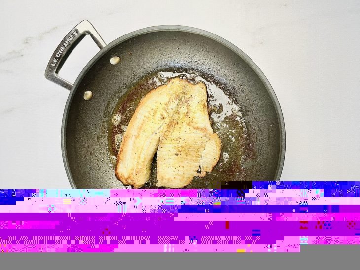 Filés na frigideira com azeite e manteiga.