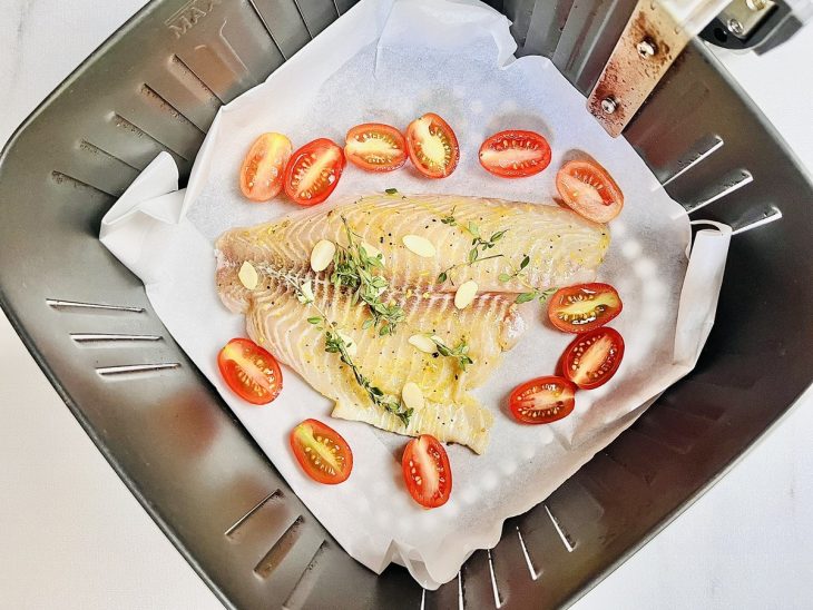 Filé de tilápia na air fryer.