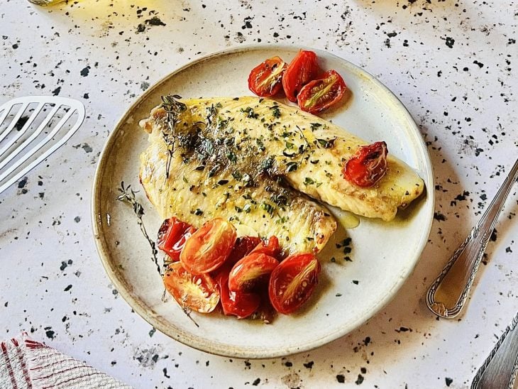 Filé de tilápia na air fryer pronto para consumo.