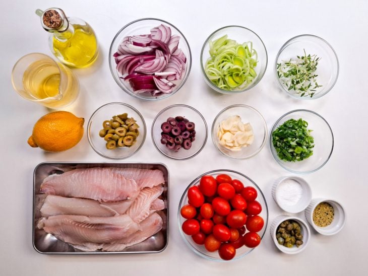 Ingredientes para a receita de filé de tilápia no forno reunidos em uma bancada.