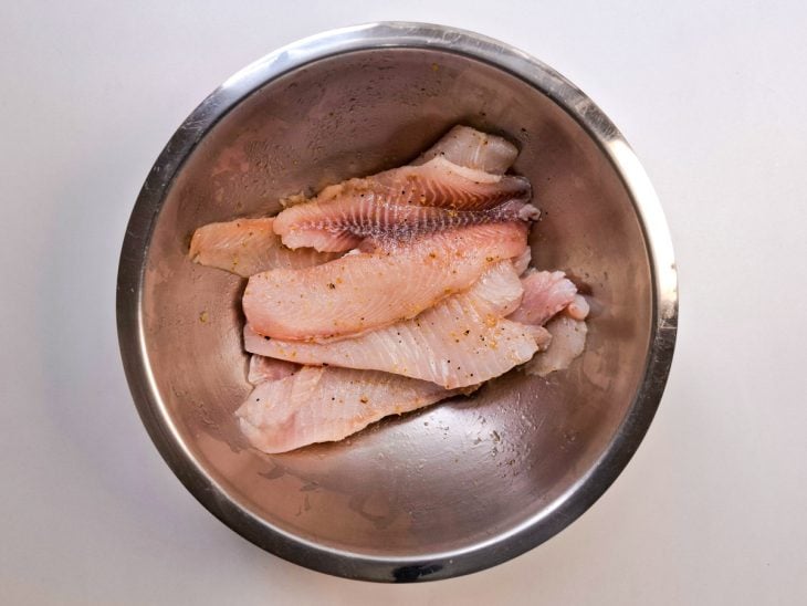 Filés temperados em um recipiente.