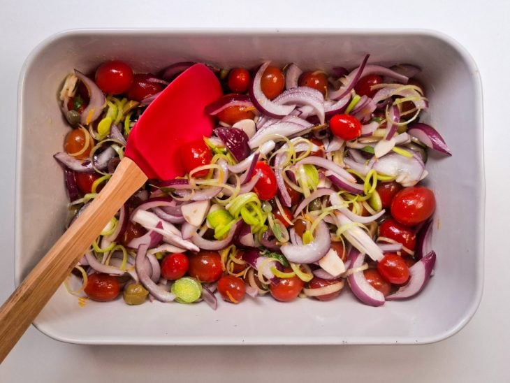 Ingredientes temperados no refratário.
