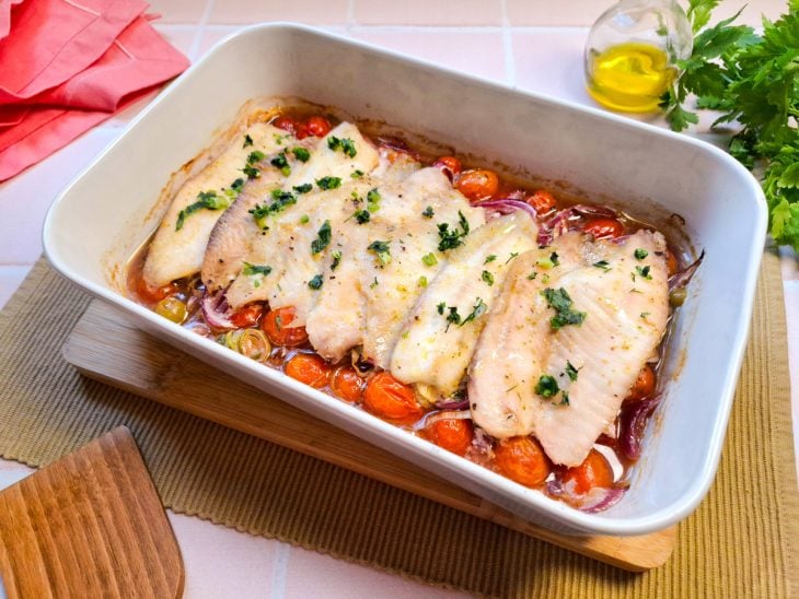 Tilápias finalizadas com salsinha salpicada.