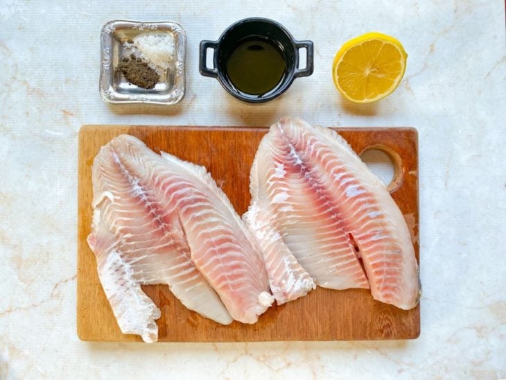 Ingredientes para a receita reunidos em uma bancada.