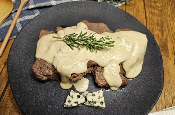 Filé mignon ao molho de gorgonzola