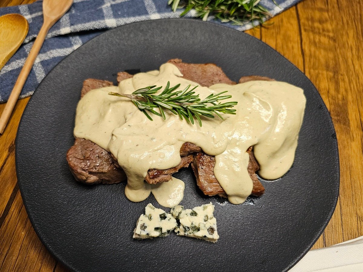 Filé mignon ao molho de gorgonzola