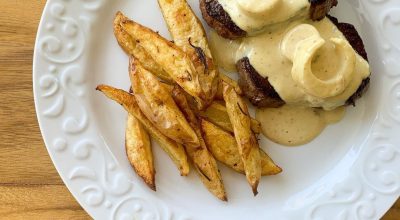 Filé mignon ao molho mostarda com batatas rústicas