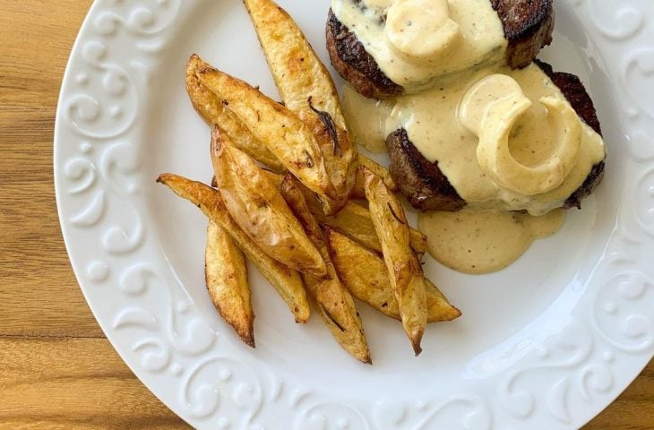 Filé mignon ao molho mostarda com batatas rústicas