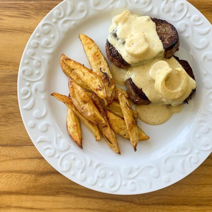 Filé mignon ao molho mostarda com batatas rústicas