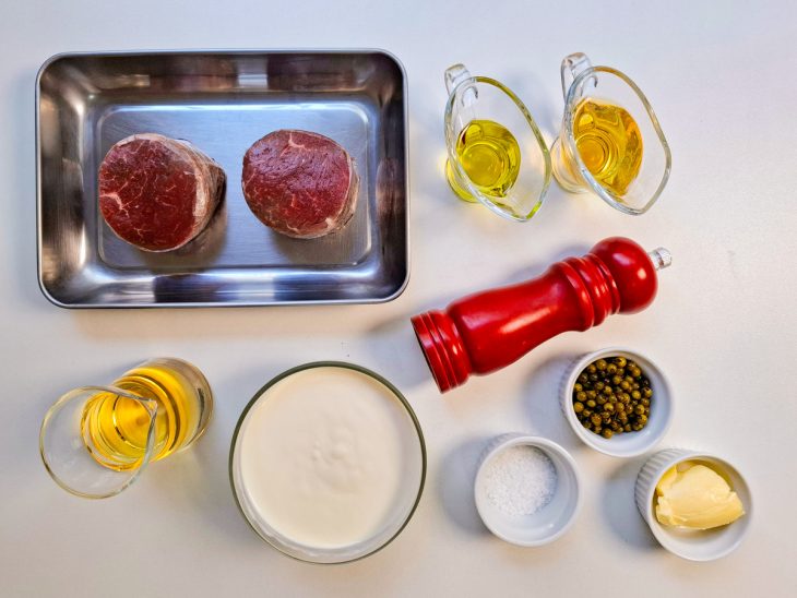 ingredientes para preparo de filé mignon au poivre separados e organizados.
