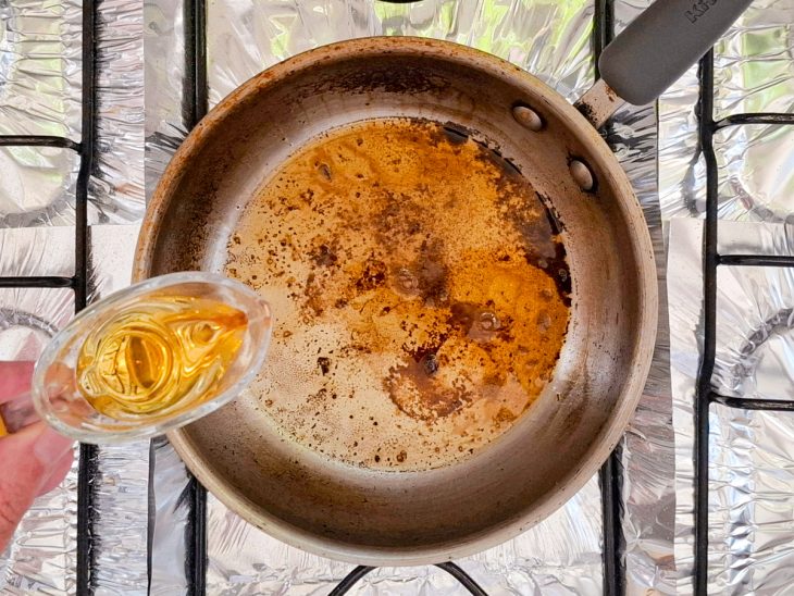 vinho e conhaque para soltar o fundinho de panela.