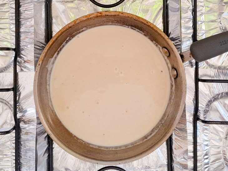 finalização do molho com creme de leite fresco.