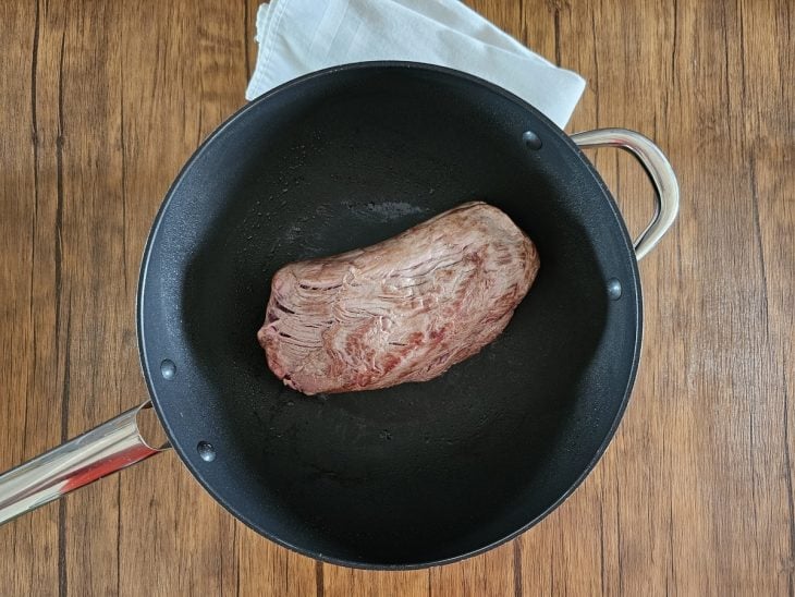 Peça de filé mignon dentro de uma frigideira para selar.