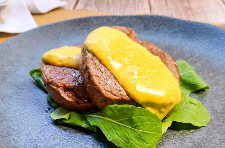Filé mignon com molho de mostarda