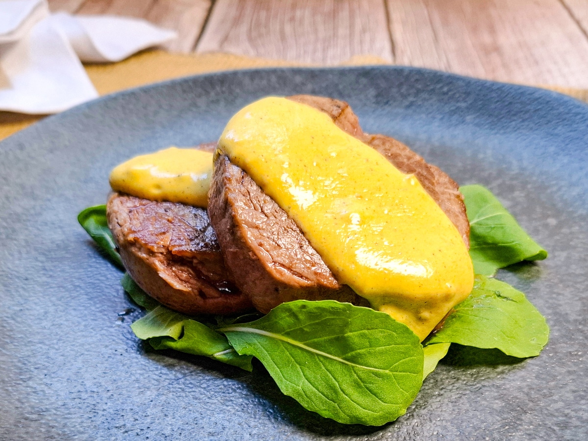 Filé mignon com molho de mostarda