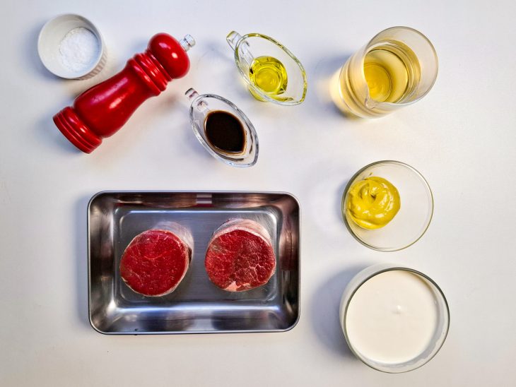 ingredientes para preparo de filé mignon com molho de mostrada separados e organizados.