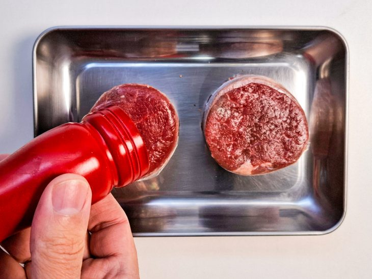 filé mignon temperado com sal e pimenta.