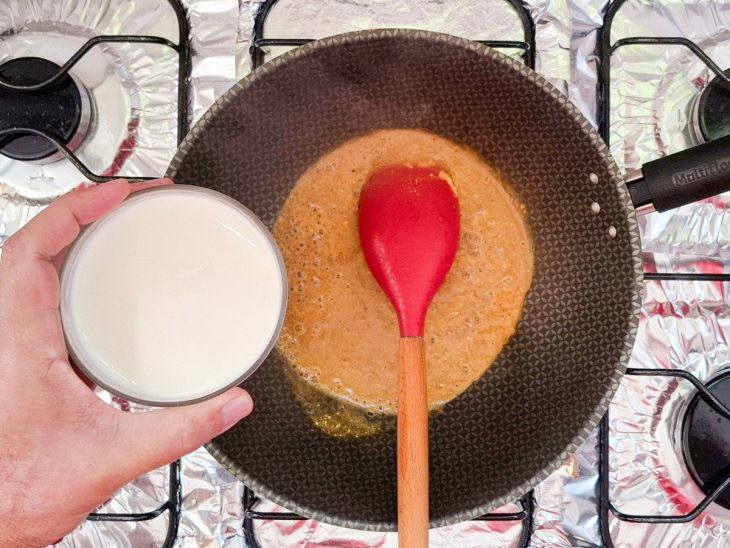 adição de nata e creme de leite fresco ao molho de mostarda.