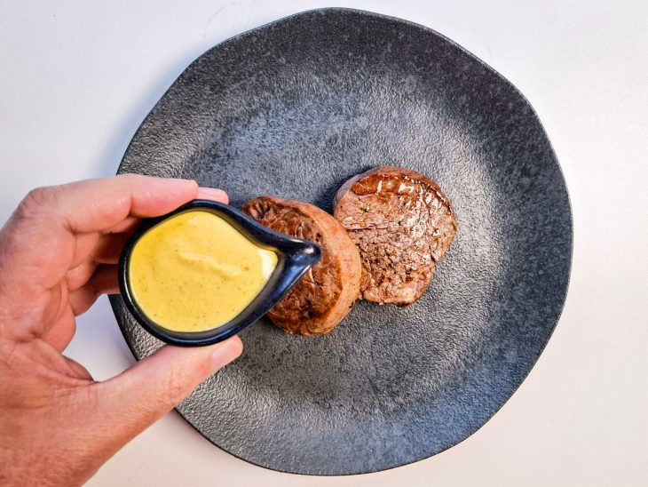 empratamento de filé mignon com molho de mostarda.