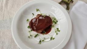 Filé mignon com molho de vinho tinto