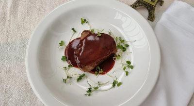 Filé mignon com molho de vinho tinto