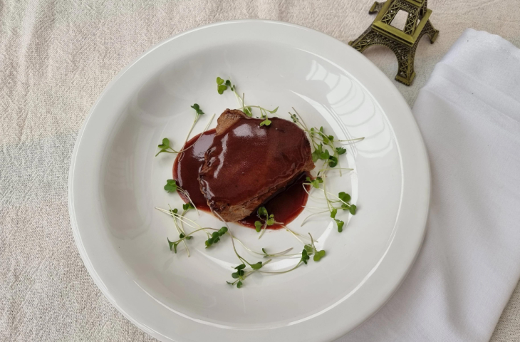 Filé mignon com molho de vinho tinto