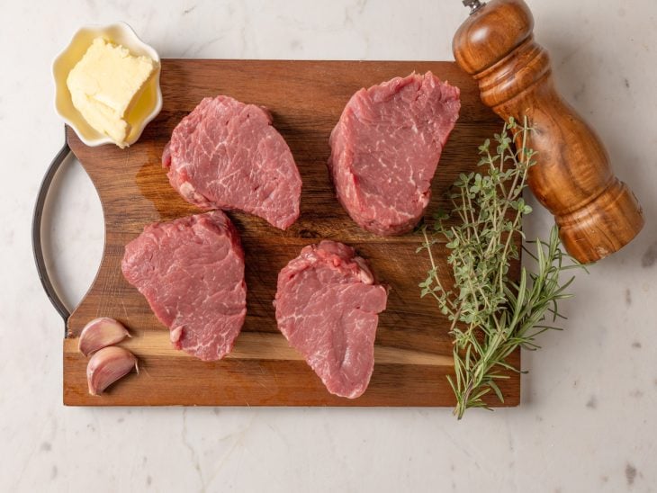 Uma tábua com os ingredientes da receita.