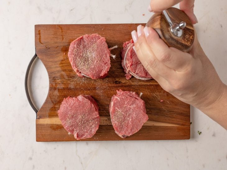 Filés sobre a tábua temperados com sal e pimenta.