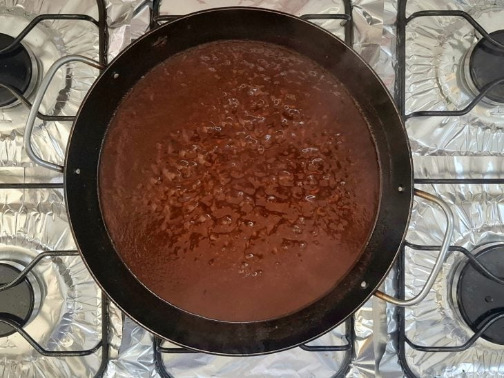 Panela com o molho do filé.