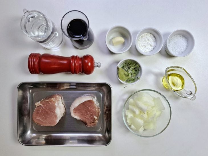 Uma bancada com os ingredientes.