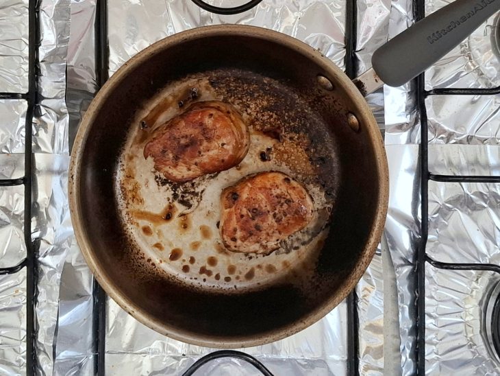 Uma panela com a carne a selar.