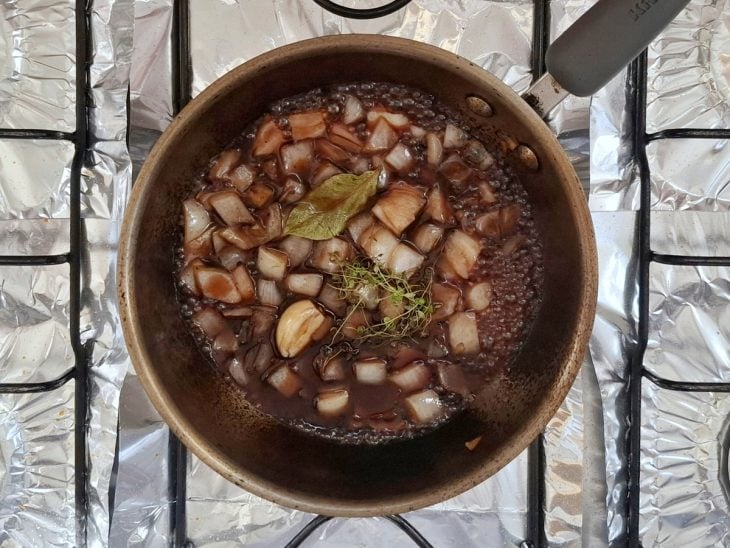 Molho na panela ao fogo.