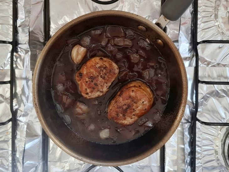 Panela ao fogo com o molho e a carne.