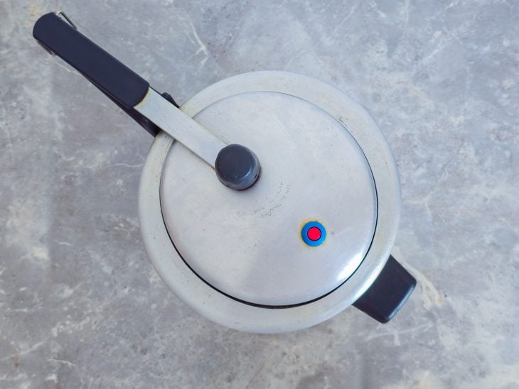Panela de pressão fechada durante o cozimento da carne.