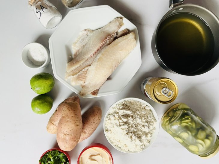 ingredientes reunidos para fazer fish and chips