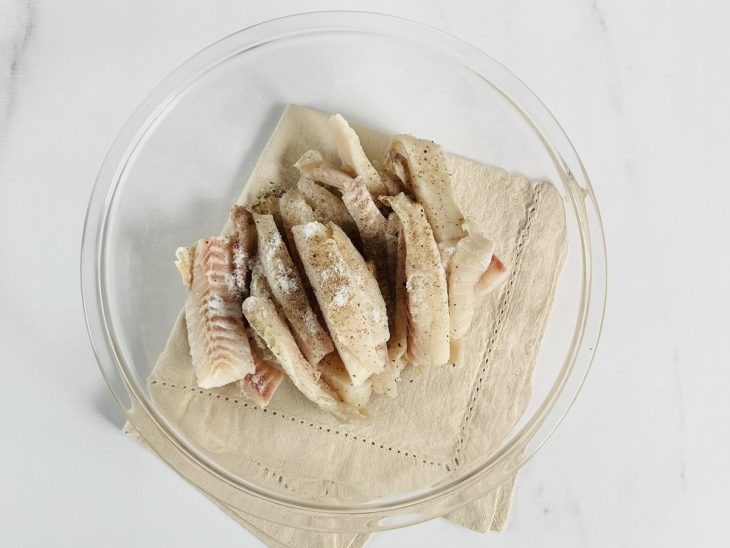 tigela com filé de peixe temperado