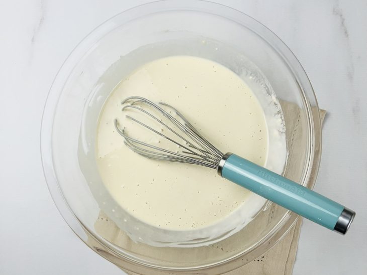 tigela com massa para empanar o filé de peixe