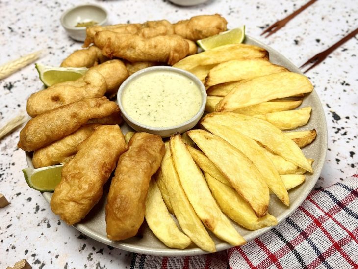 fish and chips servido com molho
