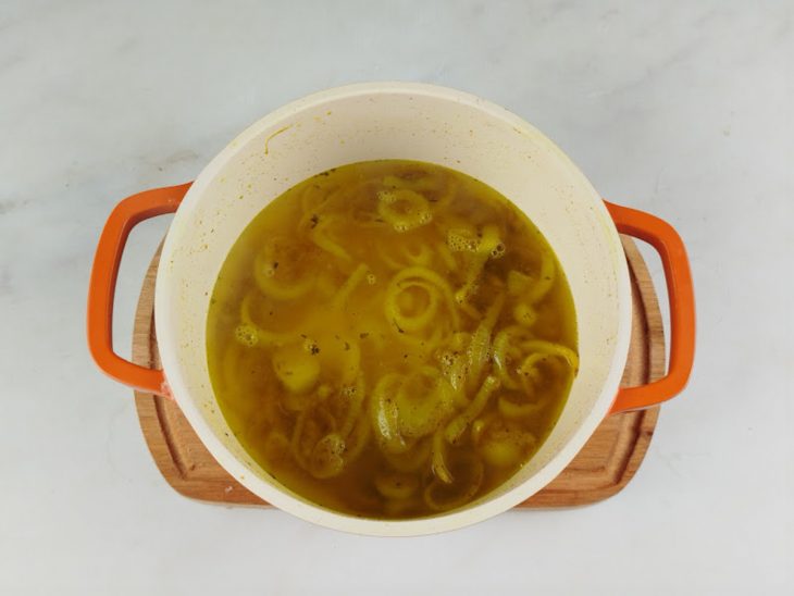 Água quente adicionada à panela.