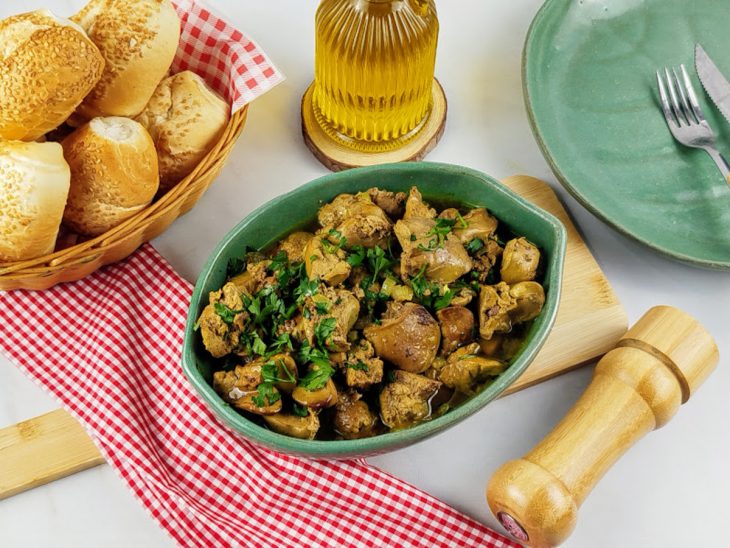 Fígado de galinha com cheiro-verde por cima.