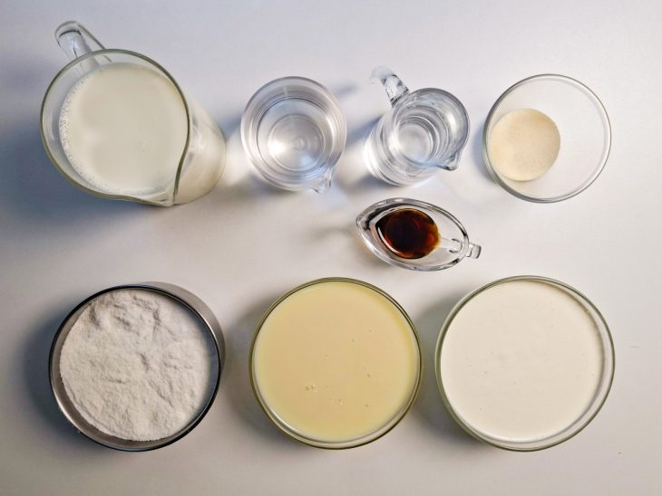 Ingredientes reunidos na bancada.